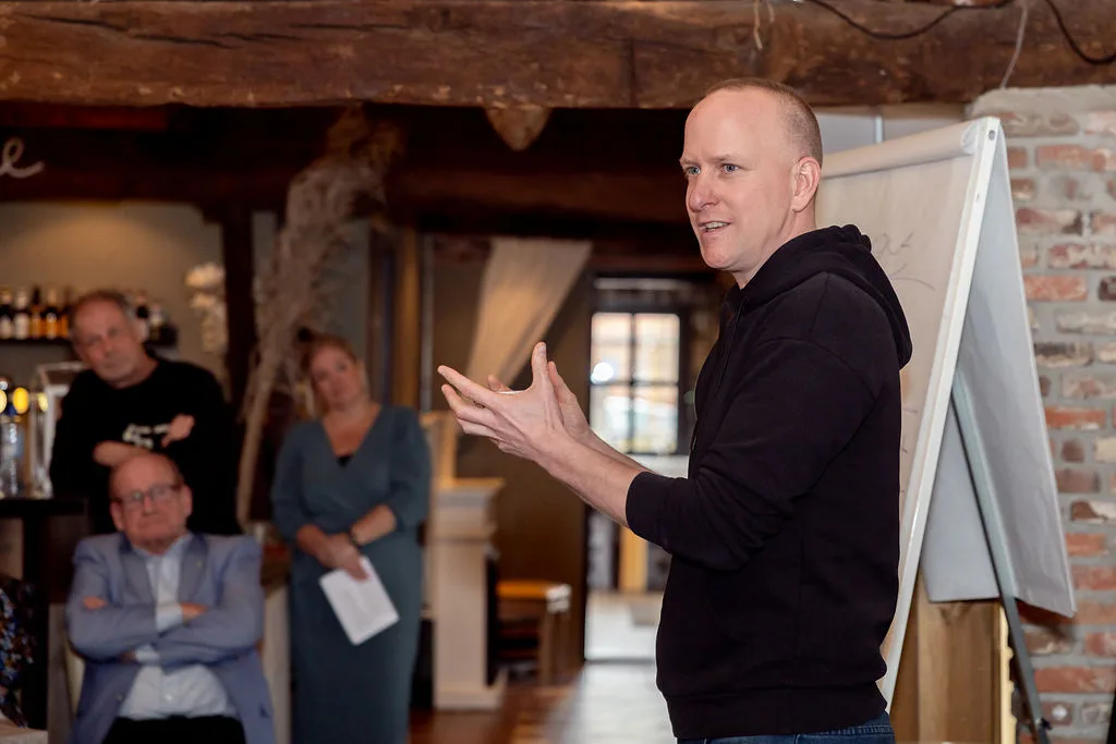Spreker geeft een presentatie aan een groep volwassenen